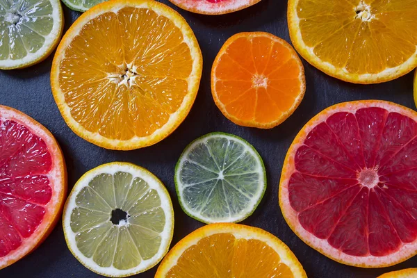 Koyu yüzeyde narenciye dilimleri