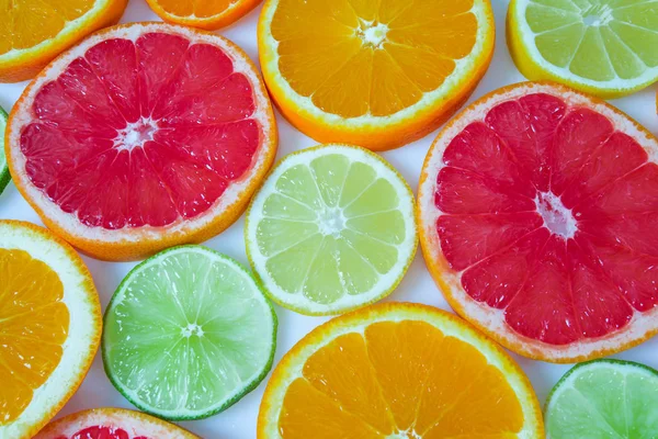 narenciye meyve dilimleri üzerinde beyaz izole