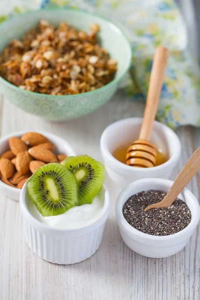 Frisches Müsli Mit Nüssen Und Kiwi Zum Frühstück — Stockfoto