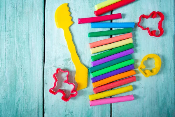 Turkuaz ahşap yüzeyde oyun hamuru