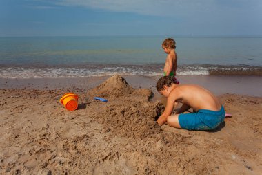 plajda oynayan çocuklar