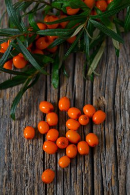 Deniz cehri çilek ahşap yüzey üzerinde