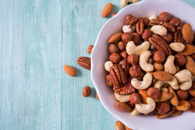 Ahşap yüzey üzerinde karışık Kuruyemiş