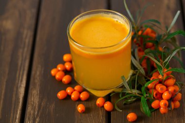 Deniz cehri çay ahşap yüzey üzerinde