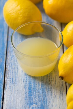 Taze sıkılmış limon suyu.