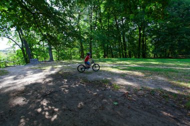 şirin çocuk bir parkta bir bisiklet sürme