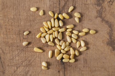 çam fıstığı ahşap yüzeyde yığını