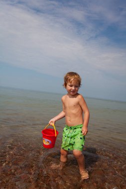 plajda oynayan çocuklar