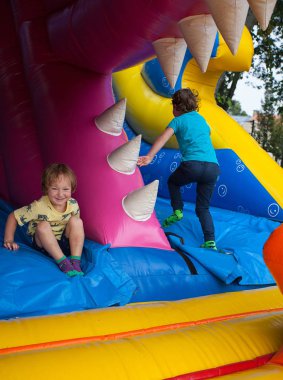Çocuklar trampolines eğleniyor musun