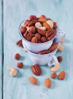 Ahşap yüzey üzerinde karışık Kuruyemiş