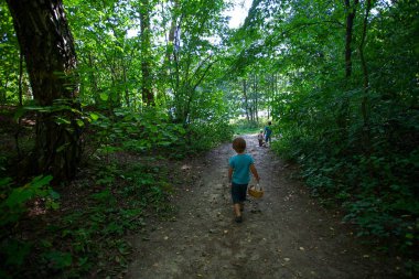 Orman arka planda şirin kardeşleri yakın çekim