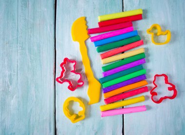 Turkuaz ahşap yüzeyde oyun hamuru