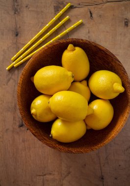 ahşap yüzey üzerinde limon