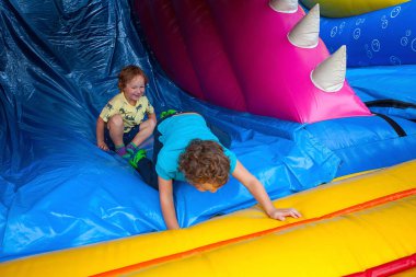 Çocuklar trampolines eğleniyor musun