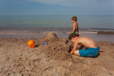 plajda oynayan çocuklar
