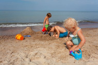 plajda oynayan çocuklar