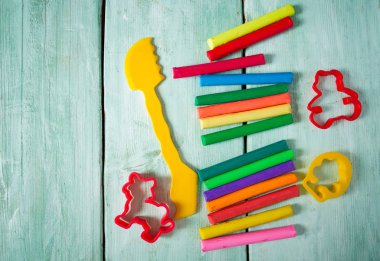 Turkuaz ahşap yüzeyde oyun hamuru