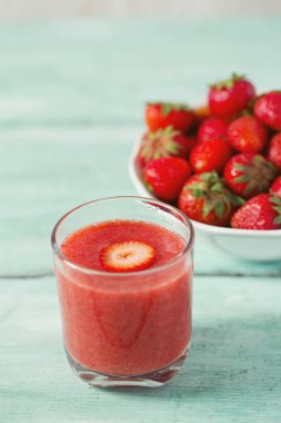 ahşap yüzey üzerinde çilek güler yüzlü