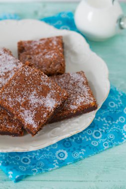  Ahşap yüzey üzerinde çikolatalı kek