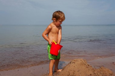 plajda oynayan çocuklar