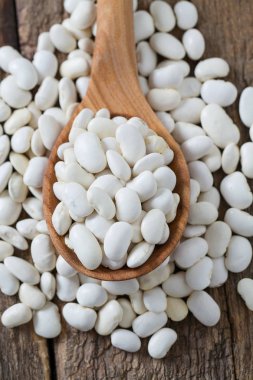 Tahta yüzeyde beyaz tereyağlı fasulye