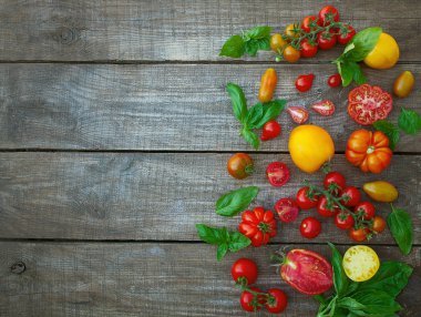  ahşap yüzey üzerinde taze organik renkli domates