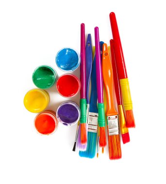 renkli boya fırçaları ve üzerinde beyaz izole boya