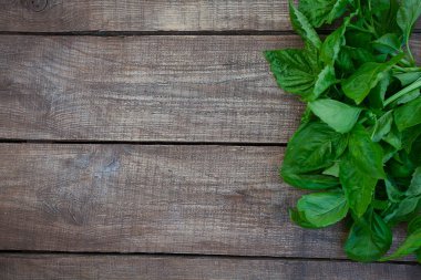 Tahta yüzeyde bir demet fesleğen