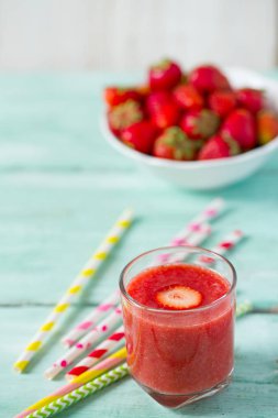 ahşap yüzey üzerinde çilek güler yüzlü