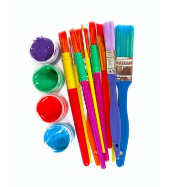 renkli boya fırçaları ve üzerinde beyaz izole boya