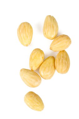 Beyazda izole edilmiş beyaz bademler