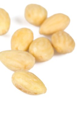 Beyazda izole edilmiş beyaz bademler