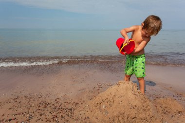 plajda oynayan çocuklar
