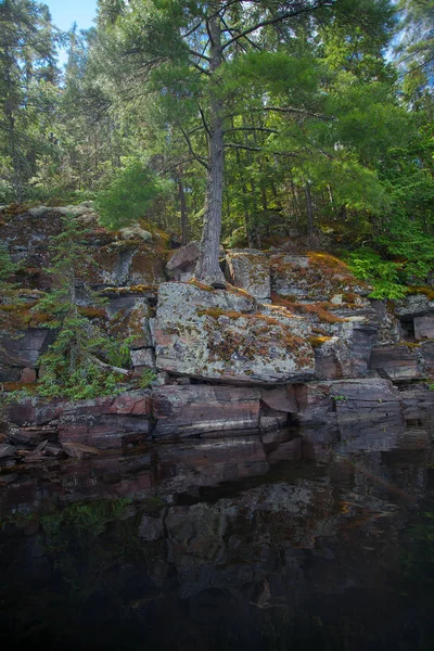 Vackra Klippor Kanadensiska Lake Sumer Dag — Stockfoto
