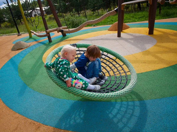 Duas Crianças Bonitos Parque Infantil — Fotografia de Stock