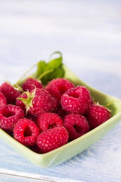 Framboises Sur Surface Bois — Photo