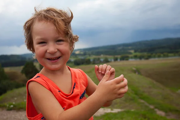 Menino Feliz Bonito Uma Colina Com Uma Ótima Vista — Fotografia de Stock