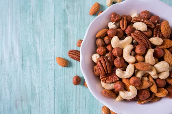 Ahşap yüzey üzerinde karışık Kuruyemiş