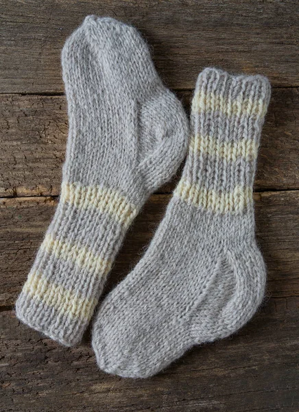 Wollsocken Auf Holzoberfläche — Stockfoto