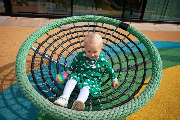 Bonito Pouco Bebê Menina Playground — Fotografia de Stock