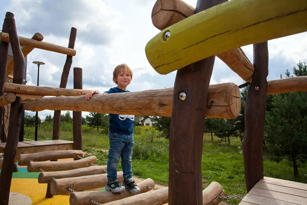 Carino Bambino Giocare Parco Giochi — Foto Stock