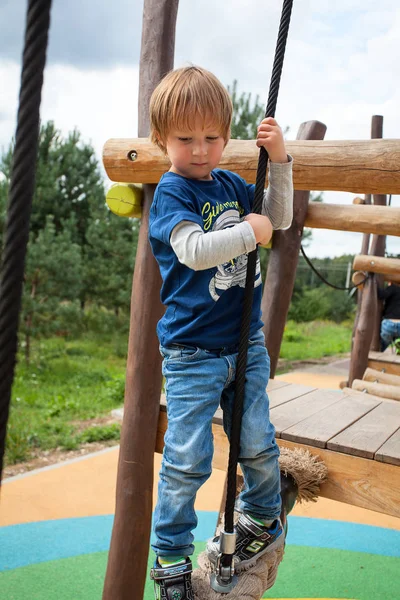 Ahşap oyun üzerinde sevimli çocuk