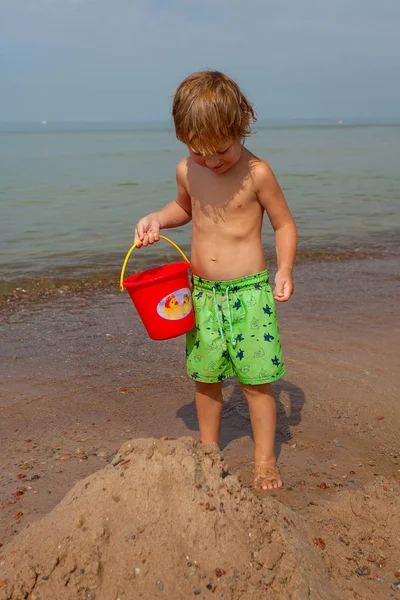 plajda oynayan çocuklar