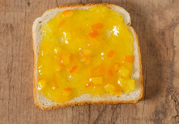 Orangenmarmelade Auf Weißem Brot Verteilt — Stockfoto