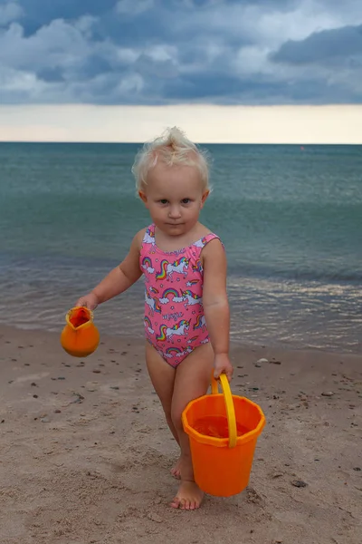 Kumsalda Oynarken Sevimli Küçük Kız — Stok fotoğraf