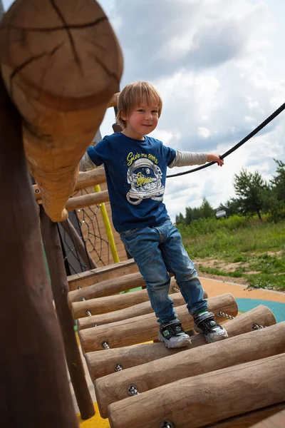 Ragazzo Sveglio Parco Giochi Legno — Foto Stock