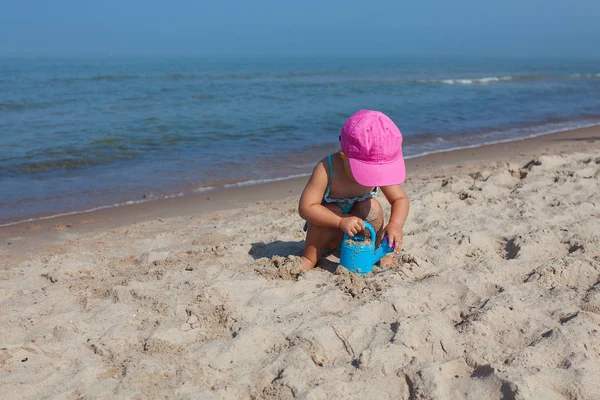 Sevimli Küçük Kız Sahilde Oynuyor — Stok fotoğraf