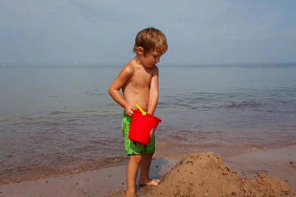 plajda oynayan çocuklar