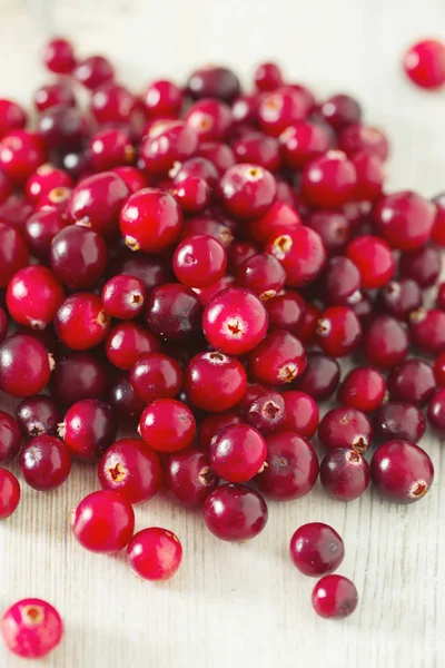 Cranberries Frescas Superfície Madeira Branca — Fotografia de Stock