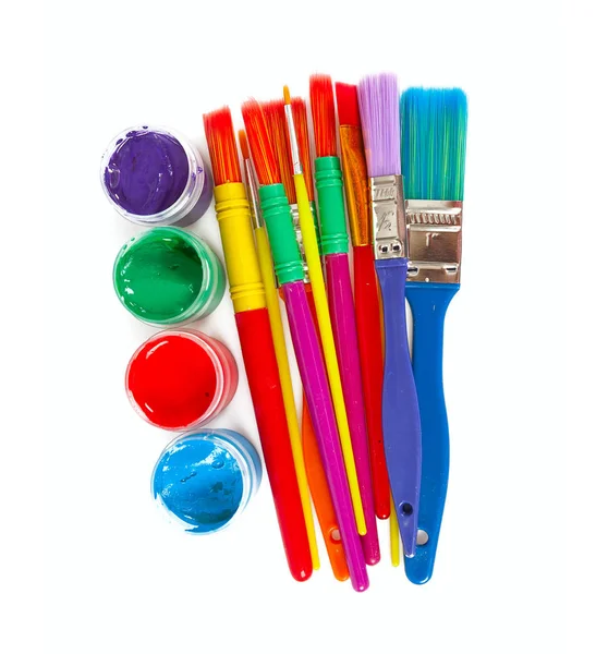 renkli boya fırçaları ve üzerinde beyaz izole boya